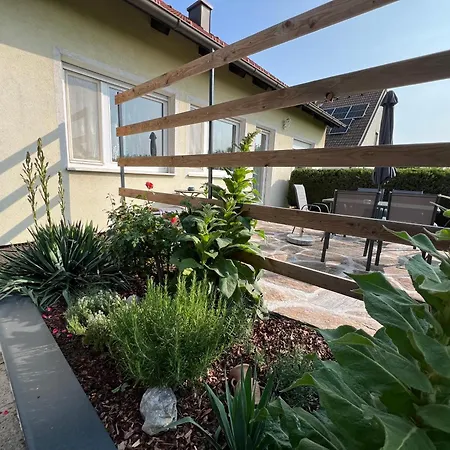 Limes Carnuntum Mit Terrasse Und Garten 度假居